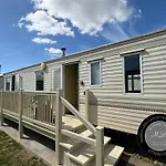 Seaview 190 - Ingoldmells - Pet Friendly, Wifi, Bed Linen - Close To Beach And Fantasy Island - Meadow Lakes Caravan & Lodge Hire