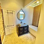 Spacious Bournemouth Apartment - Close To Town Centre And Beach - Free Parking - Sleeps 6