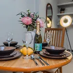 Prefect One Bedroom Flat Next To Brighton Beach Sleep 4 Guests
