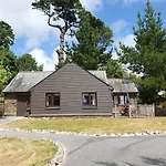 2Br-Sleeps4-Pool-Freeparking-Trenythonestate