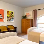 Stylish Seaside Home With King Beds And Parking
