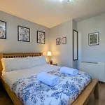 Vintage 2-Bed City Centre Gem Free Parking