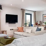 Brockview House - Eco 4 Bed