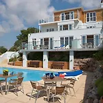 7 Goodrington Lodge
