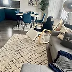 New Duplex Liverpool Apartment, Free On Street Parking, Tv To All Rooms, Sound System, Laundry