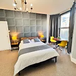 Spacious Central And Chic 65 Tv
