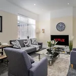 Delia'S 3-Bedroom Apartment In Liverpool