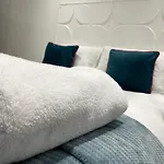 Sitwell Coastal Apartment With Free Parking