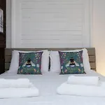 Host & Stay - Grafton Driftwood