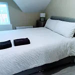Modern House In Belfast, Street Parking, Sleeps 8