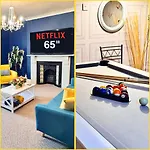 Spacious Central And Chic 65 Tv