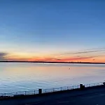Princes Esplanade-Luxury Beachfront House With Balcony A Stone Throw From Gurnard Beach