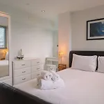 Modern Apartment By The Beach