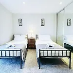 Breeze Inn - 2 Bed Apt With River View