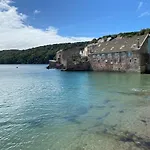 Boutique 4 Bed Beach House With Amazing Sea Views!