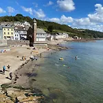 Boutique 4 Bed Beach House With Amazing Sea Views!
