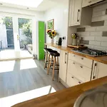 Family Friendly, Sleeps 5, 3 Mins To Beach