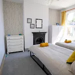 Family Friendly, Sleeps 5, 3 Mins To Beach