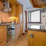 Courtyard Cottage With Free Onsite Parking, Garden, Short Flat Walk To Town