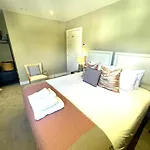Luxury 3-Bed Apartment, With Direct Beach Access, Free Parking & Sea Views !