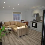Spacious Liverpool Getaway - Modern 2-Bed Sleeps 10, Perfect For Groups & Families