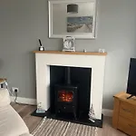 Seasideescape-2Br-Sleeps4-Parking-Petsok-Fireplace