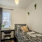 5-Beds In Quiet Three Bedroom House Near Anfield Stadium, Free Parking