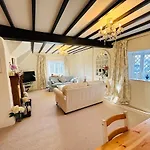 Enchanting 4 Bedroom Cottage Apartment