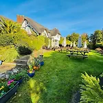 Enchanting 4 Bedroom Cottage Apartment
