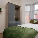 Large 5 Bedroom House - Sleeps 9 - Anfield, Liverpool - 4 Double Beds, 1 Single Bed - 3 Min Drive To Liverpool Football Club & Anfield Stadium, 14 Min Walk To Liverpool Football Club & Anfield Stadium, 7 Min Drive To Everton Football Club