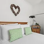 Rosey Cosy Cottage With Garden By My Getaways