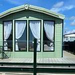 Beachside Holiday Retreat - Sleeps 6 & Parking