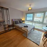 Modern Studio Apartment In Gunwharf