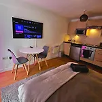 Modern Studio Apartment In Gunwharf
