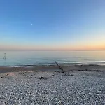 Charming Seaside Cottage - 5-Min Walk To Beach
