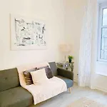 Chic Flat Close To Edinburgh, Airport, & Zoo