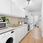 Morden Retreat In Walking Distance To Shops & Top Attractions