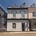 Perfect Location - 2 Bedroom Apartment