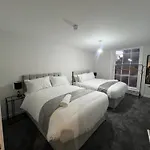 Urban Retreat By Lvp Apartments - Spacious 2-Bed, Sleeps 10 - Ideal For Groups