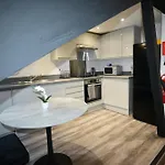 Stylish Liverpool Retreat - 2-Bed With Sofa Bed, Sleeps 6 - Perfect For Families & Friends