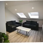 Stylish Liverpool Retreat - 2-Bed With Sofa Bed, Sleeps 6 - Perfect For Families & Friends