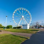 Homely Chalet On A Brilliant Holiday Park In Lowestoft Ref 12004B