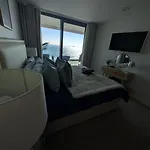 Luxury 3-Bed Apartment, With Direct Beach Access, Free Parking & Sea Views !