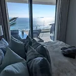 Luxury 3-Bed Apartment, With Direct Beach Access, Free Parking & Sea Views !