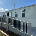 Sunnymede - B8 On Fantasy Island Caravan With Hot Tub, Wifi, Pet Friendly - Meadow Lakes Caravan & Lodge Hire