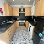 Whitley-5 Bdrm Sleeps 9 Ideal For Contractors