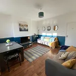 Whitley-5 Bdrm Sleeps 9 Ideal For Contractors