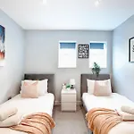 2 Bedroom, Brighton Central Apartment