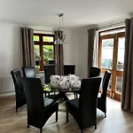 Your Lake Side Retreat Sleeps 10-12 Nr Park & Sea
