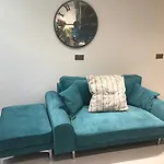 Charming 2-Bed Flat In Swansea